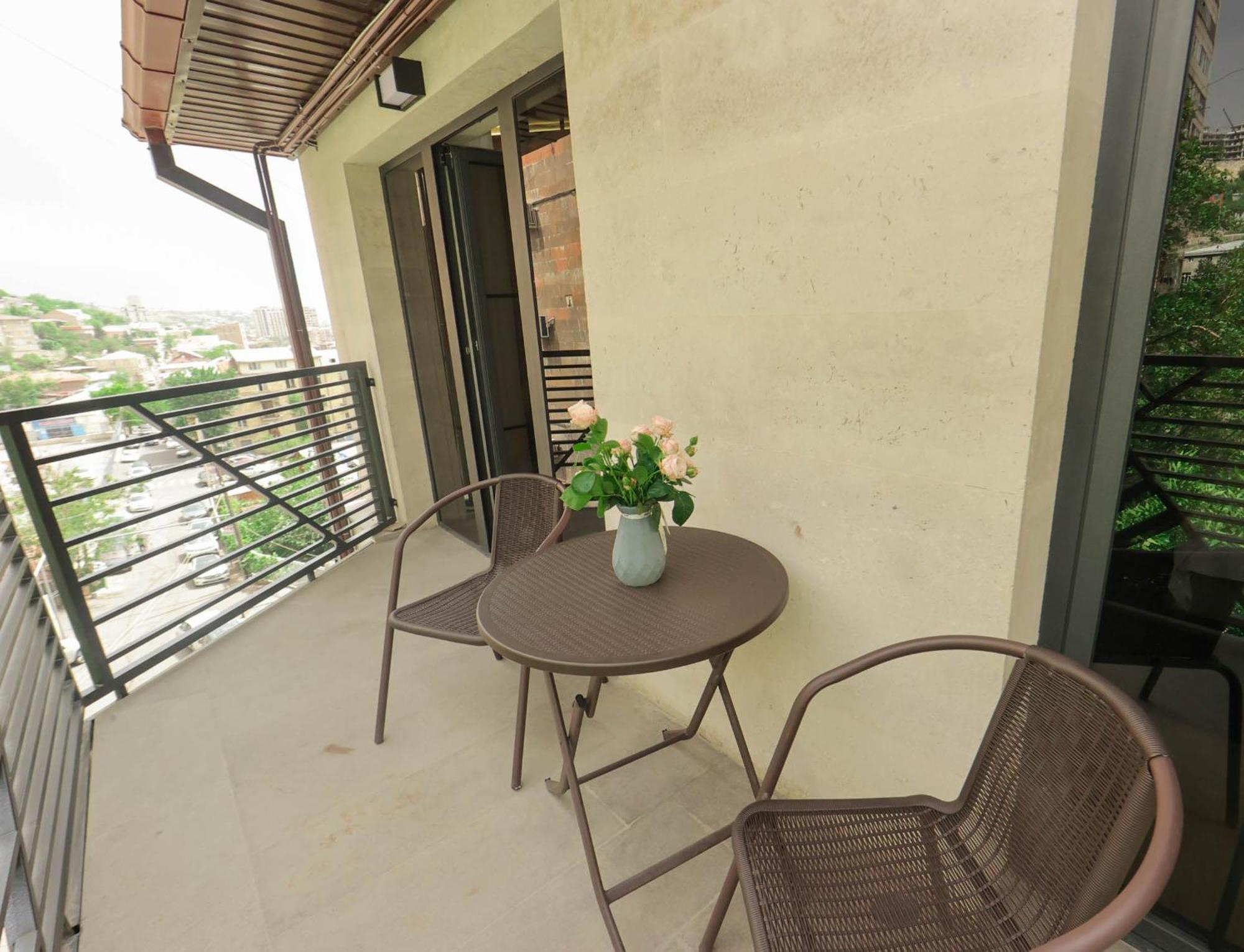 Aygestan Plaza Aparthotel Erevan Exterior foto